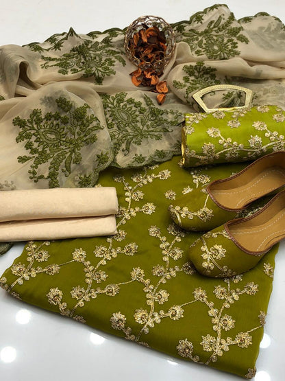 ✨ Fancy Collection 5-Piece Crinkle Chiffon Embroidered Suit with Matching Khussa & Clutch